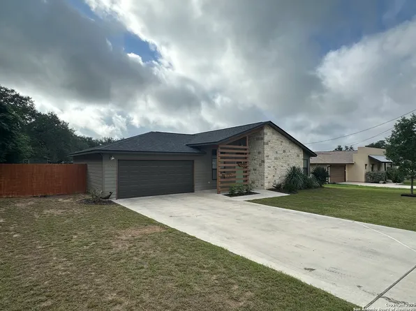 1300 Libold, Devine, TX 78016