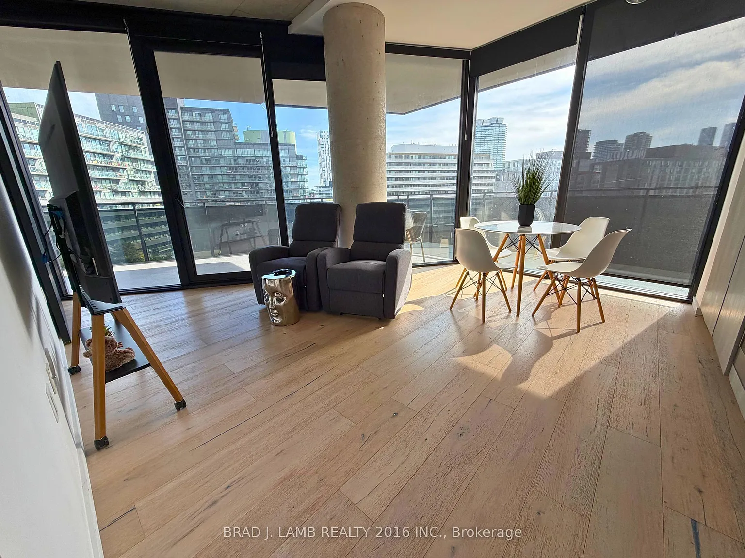 21 Lawren Harris Sq — Photo 4