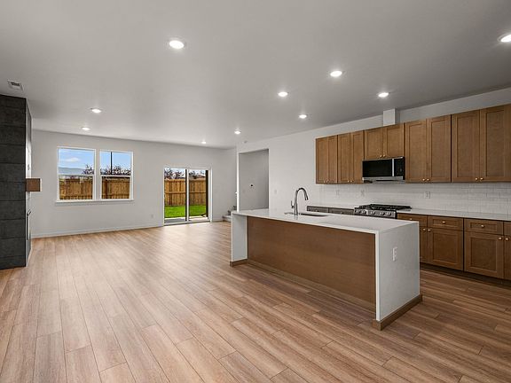 4th image of 828 Spaniel Ln