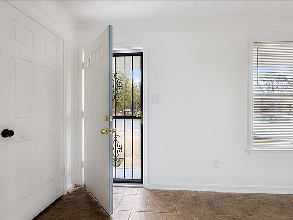 5th image of 640 Hastings Cir E
