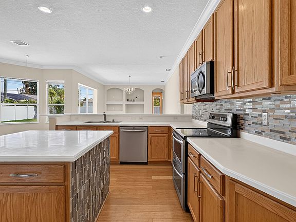 2nd image of 268 SW Moselle Avenue