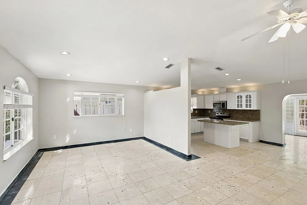 3 bed, 2.0 bath, 1913 sqft, $3,410 — Photo 3