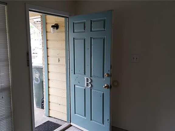 2nd image of 2206 Capitan Dr APT B