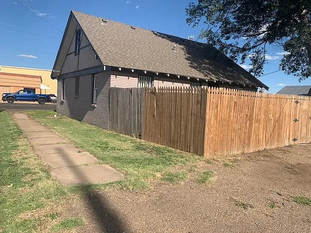 800 S Georgia St — Photo 14