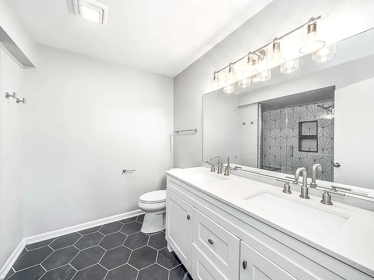 13843 Cambridge Cir — Photo 11