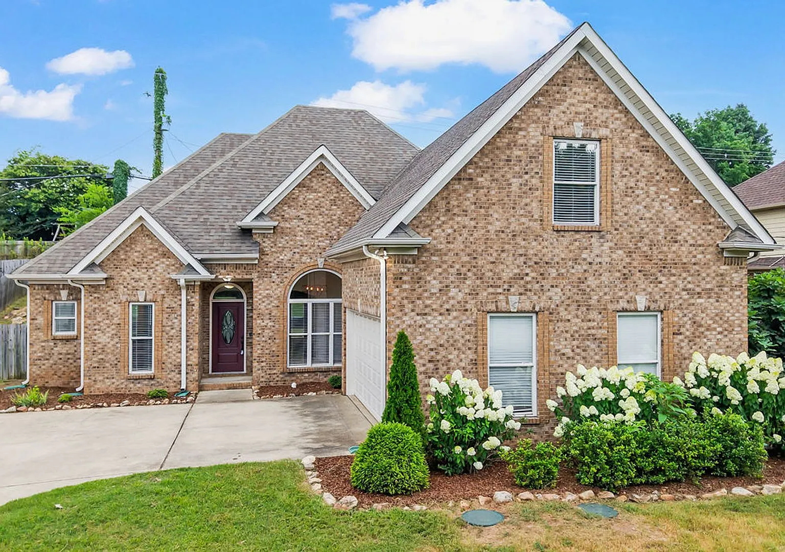 Size and Space in Beautiful Bluff Park — Photo 1