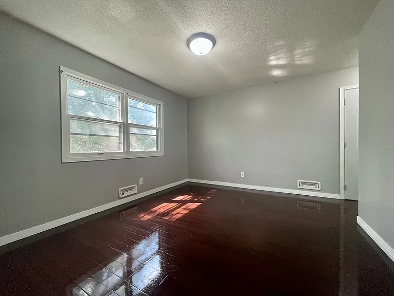 249 Winifred St E — Photo 4