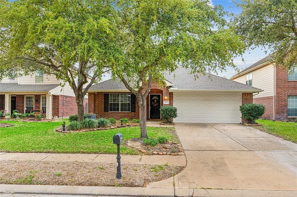 4 bed, 2.0 bath, 1897 sqft, $2,400 — Photo 1