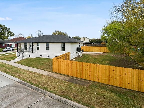 3rd image of 5861 Bienvenue Ave