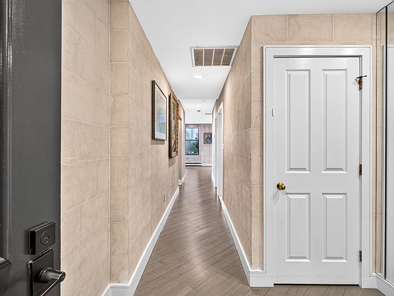 4th image of 75 Clarendon St #401-A