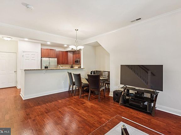 4th image of 105 Commodore Ct