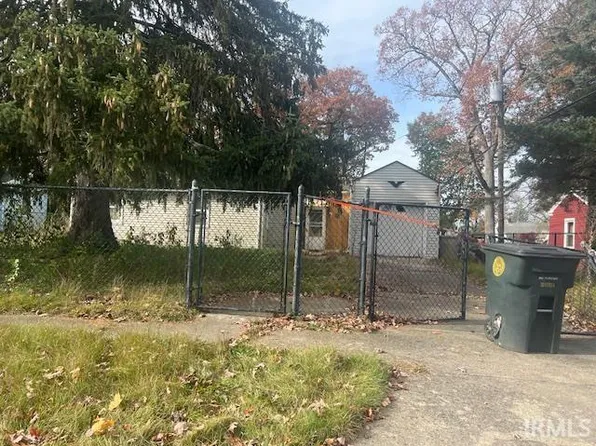 913 Garden Ln, South Bend, IN 46619