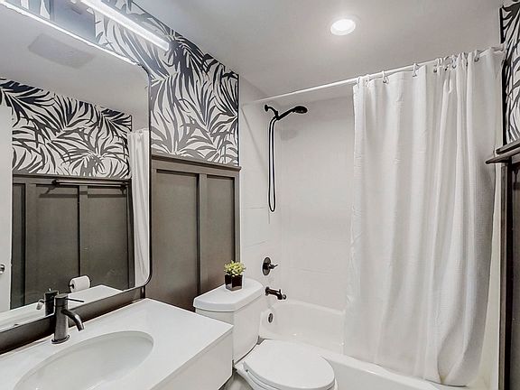 Bathroom shared by rooms 5 and 6 only