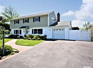 34 Manitton Ct, Islip, NY 11751