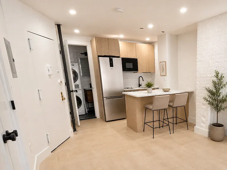 438 E 9th St #2 — Photo 1