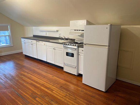 3rd image of 82 Mearns Ave #3