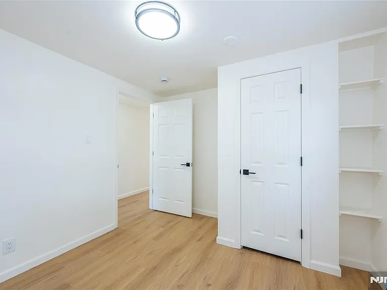 231 Waverly Pl — Photo 18