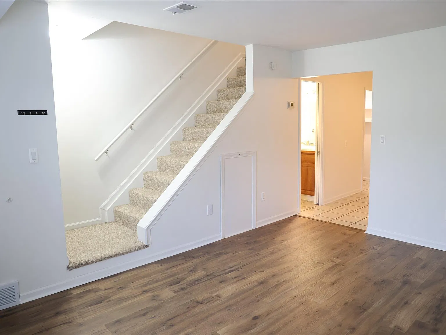 2 bed, 1.5 bath, 897 sqft, $1,350 — Photo 2