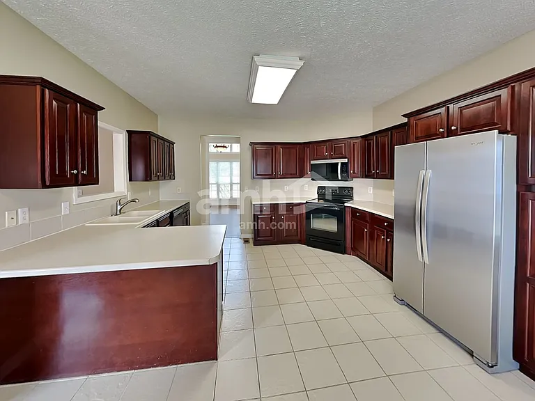 210 Fox Hunt Ln — Photo 3