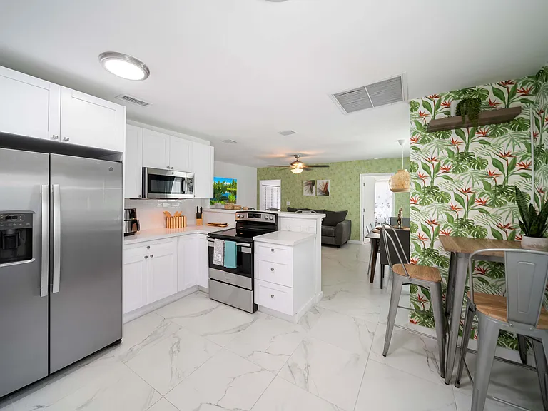 810 NW 21st Ct — Photo 22