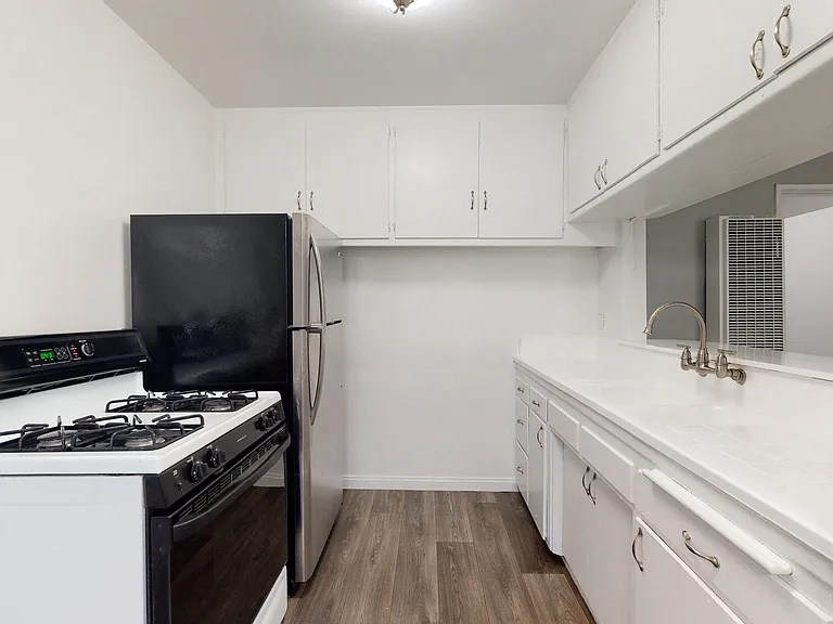 Overland Avenue Apartments — Photo 23