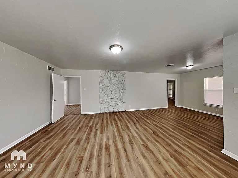 724 Stuckert Dr — Photo 8
