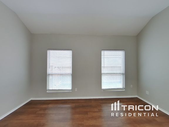 2nd image of 948 Oak Lynn Dr