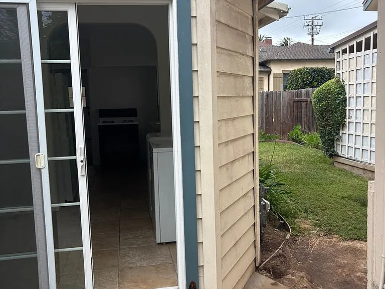 1330 Carmelita Ave — Photo 17