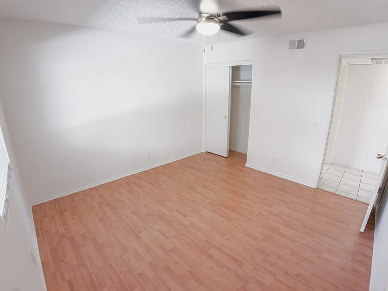 918 W College St #210 — Photo 13
