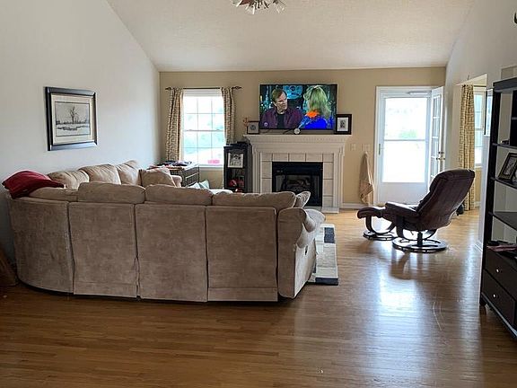 4th image of 305 Country Club Ln