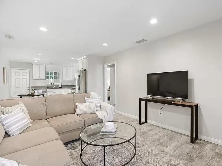 1207 Florence St — Photo 7