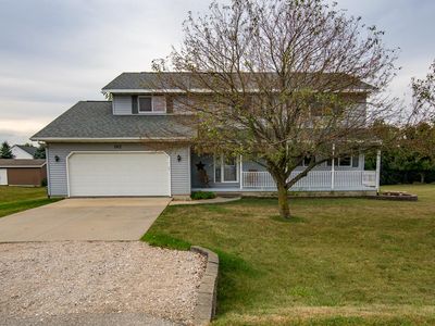 562 Clover Ridge Dr, Walford, IA, 52351
