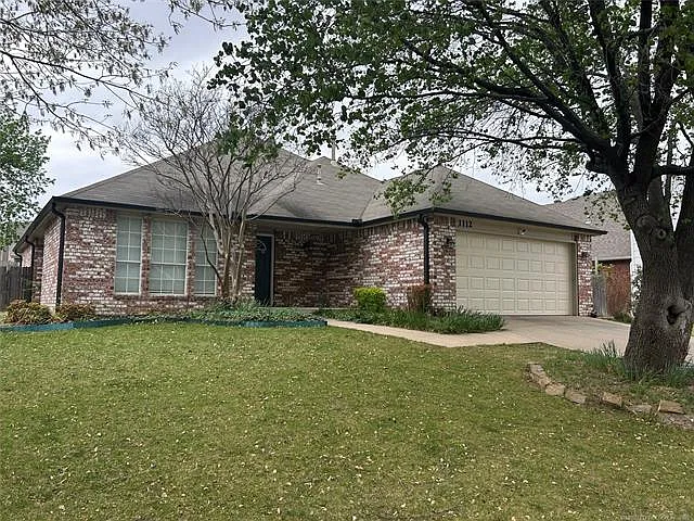 1112 N Willow Ave N — Photo 1