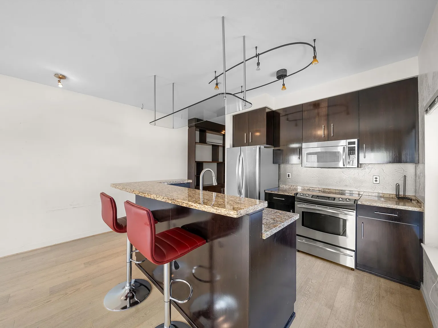 1 bed, 569 sqft, $2,400 — Photo 2