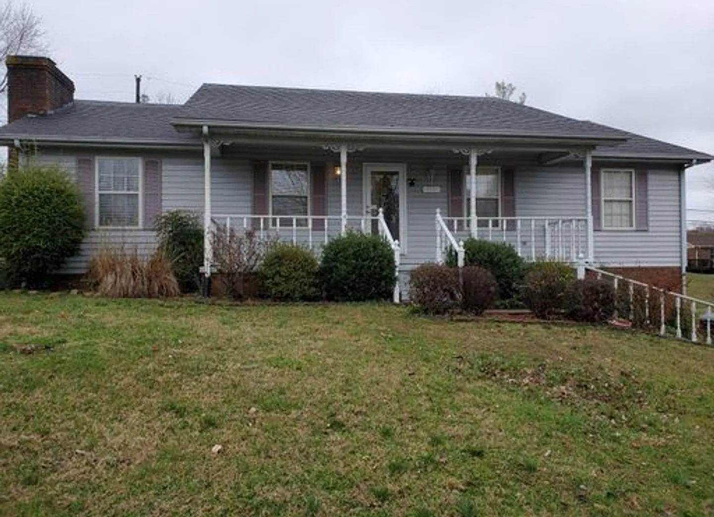 4 Bedroom 2 Bath 2 car Garage with basement — Photo 1