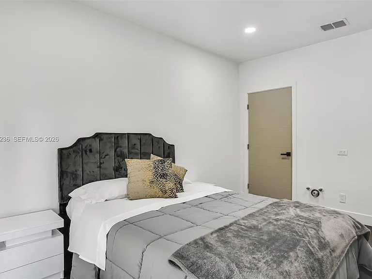 2484 SW 25th St — Photo 36