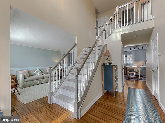 3rd image of 109 Discovery Ct