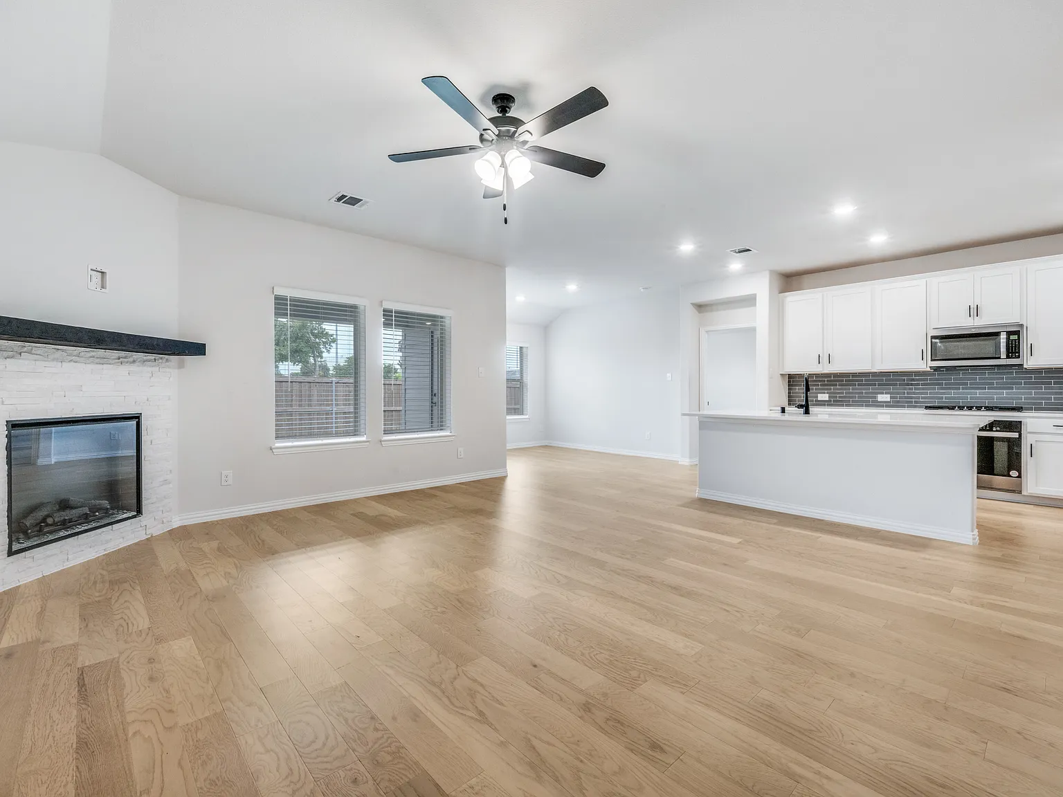 4 bed, 2054 sqft, $2,650 — Photo 3