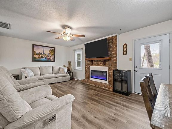 5th image of 909 Chatfield Dr APT C