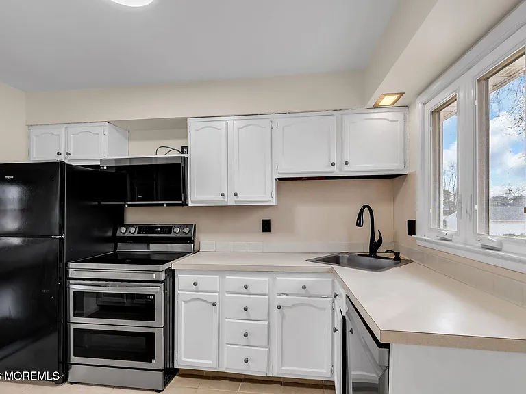 613 Champlain St — Photo 8