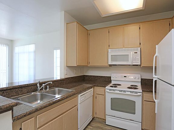 2nd image of 946 Camino De La Reina APT 312