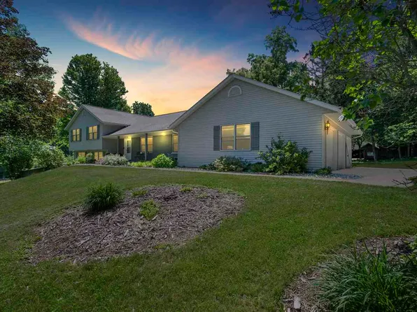 1802 Mehaffey Bridge Rd NE, Solon, IA 52333