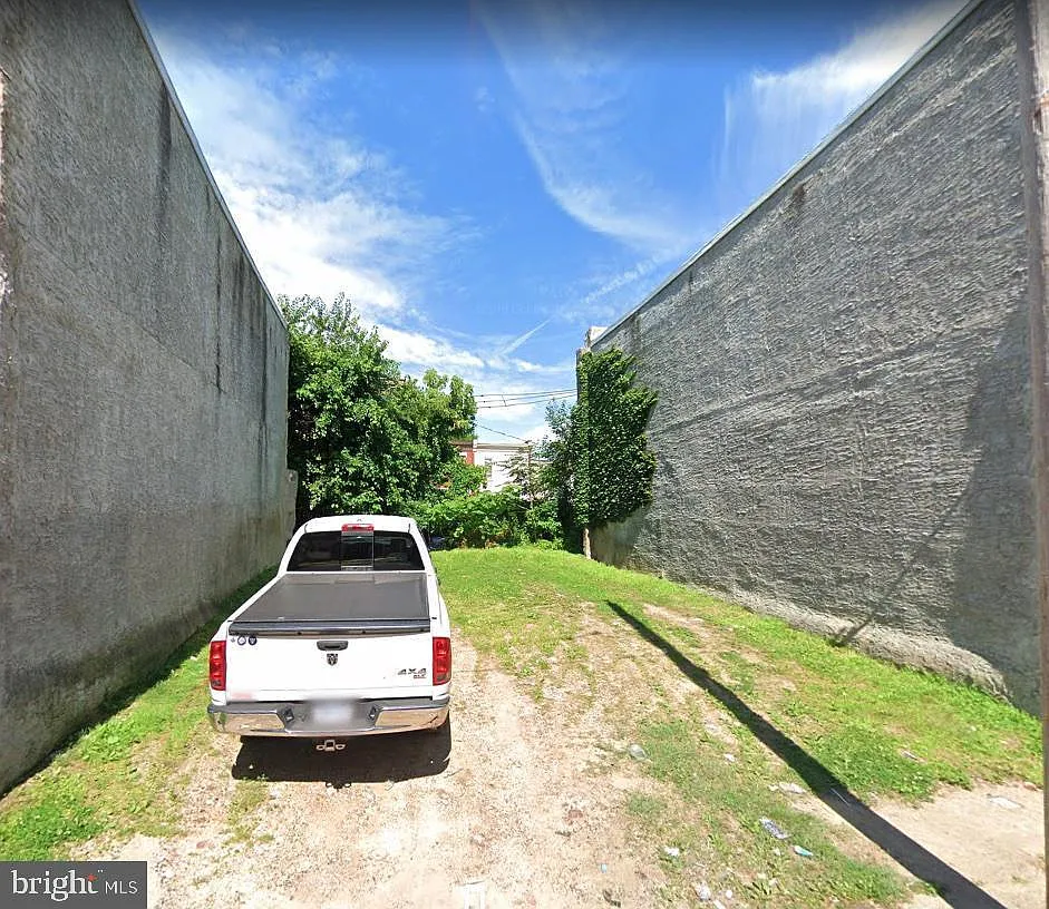 2034 N Stillman St photo 1