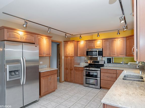 5th image of 17159 Bennett Ave