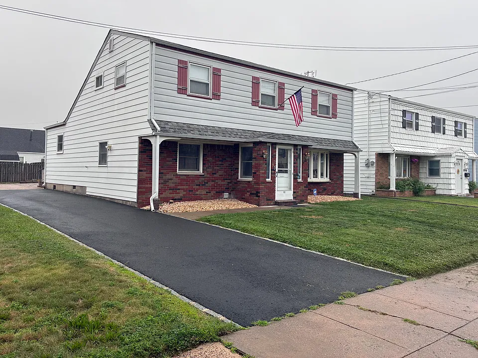 140 Camelot Dr