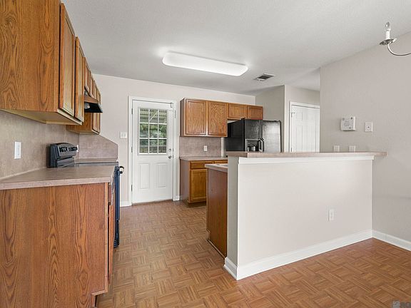 5th image of 23544 Wellington Ave
