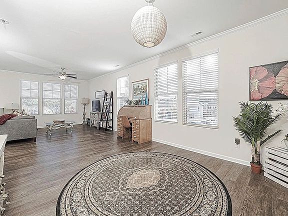 5th image of 228 Irving Way