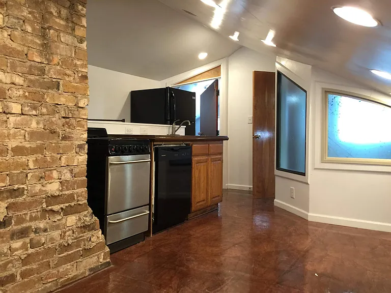 1028 W Hickory St — Photo 9
