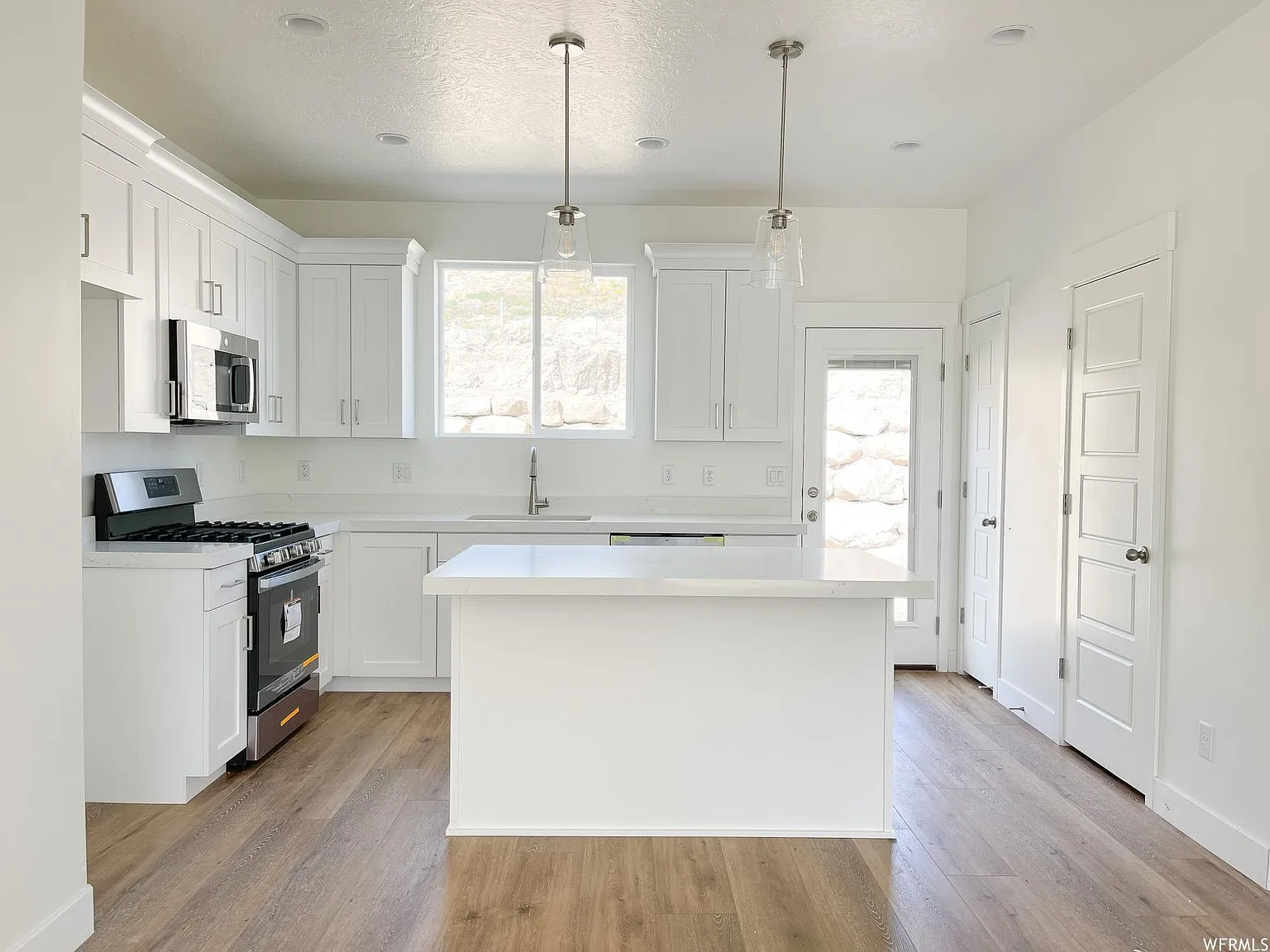 4 bed, 2.5 bath, 2227 sqft, $2,700 — Photo 3