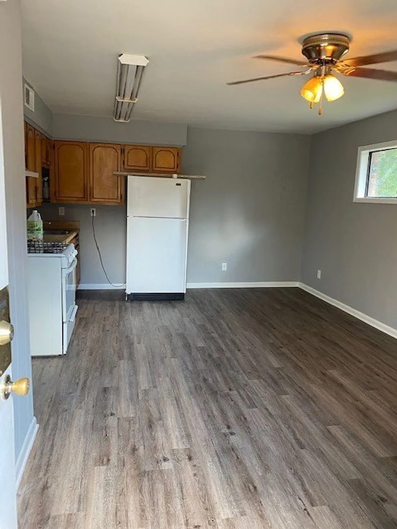 1089 Green Tee Rd — Photo 2